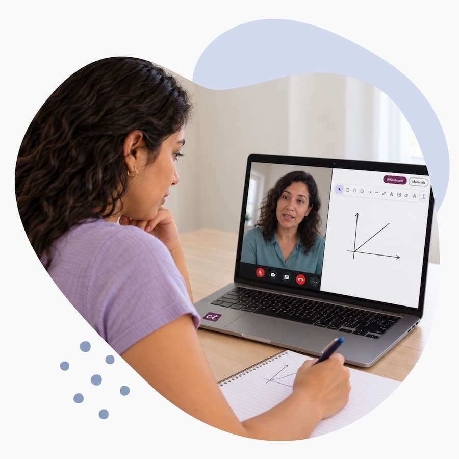 Estudiante en una videollamada con su tutora en Claritu